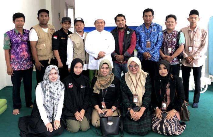 Pimpinan Pondok Pesantren Al Mursyidul Amin Tuan Guru Muhammad Rasyid Ridha menjadi orang pertama yang didatangi Pantarlih Kelurahan Gambut Barat, Kecamatan Gambut, Kabupaten Banjar. Foto Ist
