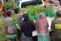 KPH Balangan mendukung gerakan Revolusi Hijau dengan membagikan bibit gratis. Foto ist