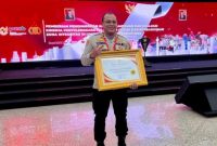 Kapolres Tanah Bumbu, AKBP Tri Hambodo, dengan penghargaan yang diterima, Selasa (21/2/2023). Foto Ist