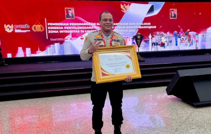 Kapolres Tanah Bumbu, AKBP Tri Hambodo, dengan penghargaan yang diterima, Selasa (21/2/2023). Foto Ist