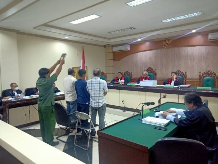 Ketiga saksi yang diajukan Jaksa Penuntut Umum (JPU) Komisi Pemberantasan Korupsi (KPK) pada persidangan dengan terdakwa H Abdul Latif, mantan Bupati HST, Rabu (22/2/203). Foto HD