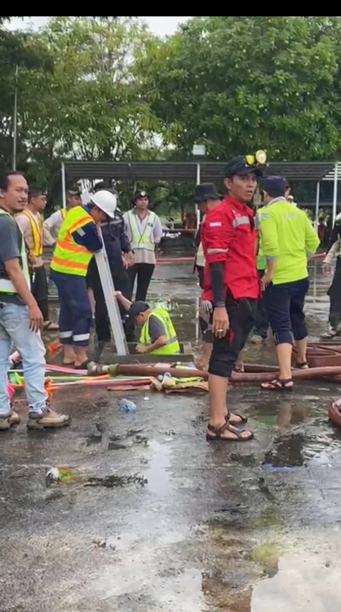 Direktur Utama PAM Bandarmasih, Ir Yudha Achmdy, ketika turun, cek lorong air yang dibersihkan, Rabu (22/2/2023) Foto Ist