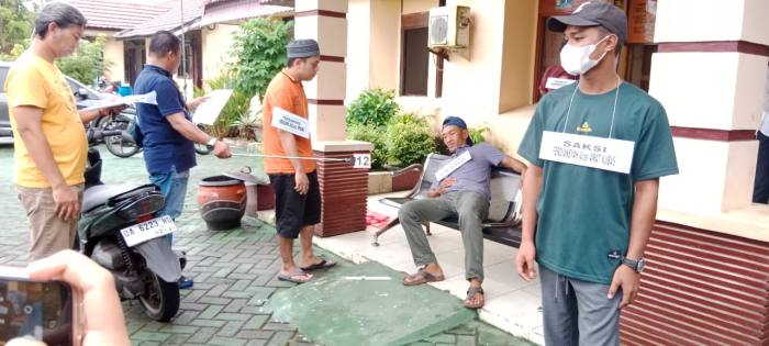Rekonstruksi berlangsung di halaman Mapolsekta Banjarmasin Selatan, Rabu (22/2/2023). Foto DO