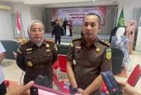 Kepala Kejaksaan Negeri Banjarmasin. Indah Laila (kiri) dan Kasi Pidum yang baru, Habibi,. Foto HD
