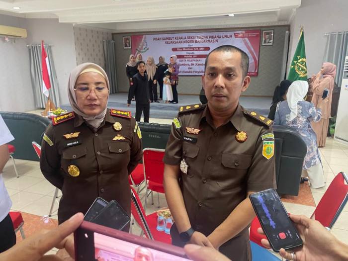 Kepala Kejaksaan Negeri Banjarmasin. Indah Laila (kiri) dan Kasi Pidum yang baru, Habibi,. Foto HD
