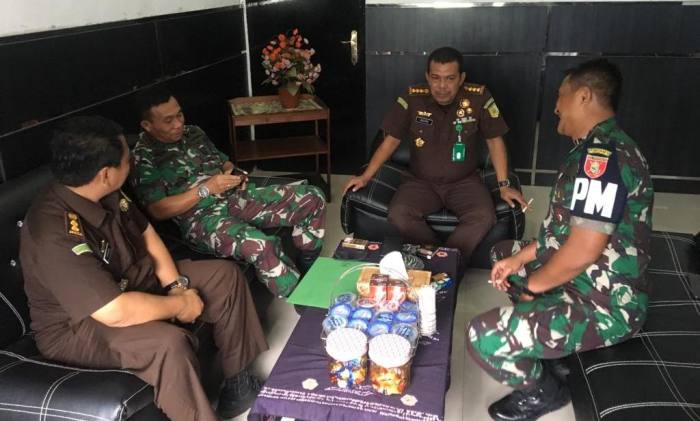 Aspidmil Kejati Kalsel,, Kolonel Chk Destrio Irvano SH berkunjung ke Denpom VI/2 Banjarmasin, disambut Komandan setempat, Letkol CPM Erik Alamsyah Sinaga, Senin (27/2/2023. Foto Ist