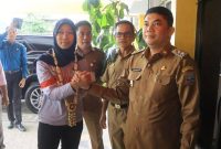 Yunia Anggelly Syahdat (17), atlet Pelatnas balap sepeda asal Kabupaten Kotabaru, diterima Wakil Bupati Kotabaru Andi Rudi Latif, SH, Senin (6/3/2003). Foto Ist