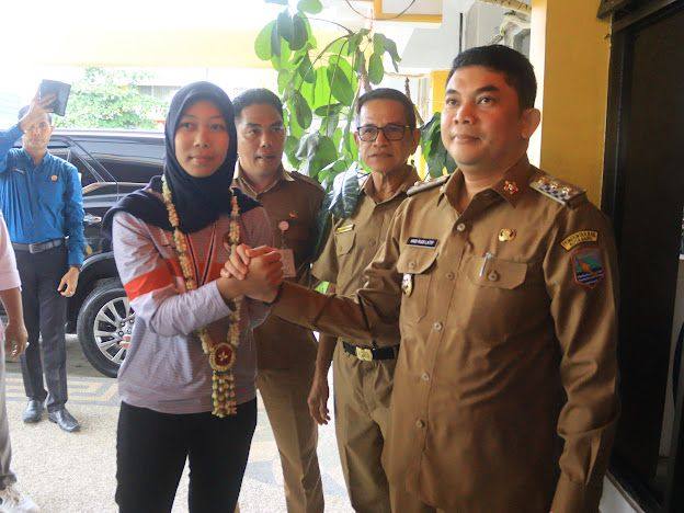 Yunia Anggelly Syahdat (17), atlet Pelatnas balap sepeda asal Kabupaten Kotabaru, diterima Wakil Bupati Kotabaru Andi Rudi Latif, SH, Senin (6/3/2003). Foto Ist