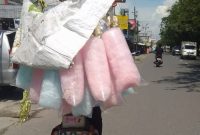 Kai Ulu yang mengayuh sepedanya berjualan gulali ketika diikuti saat melintas di Jalan Veteran Banjarmasin Timur. Foto ZI