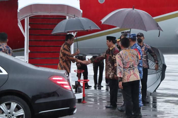 Pesawat yang membawa Presiden RI, Joko Widodo, mendarat di Bandara Internasional Syamsudin Noor, Kota Banjarbaru, Kamis (16/3/2023) sekitar pukul 17.20 WITA, disambut Gubernur H Sahbirin Noor. Foto Ist