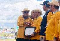 Jhonlin Group mendapat penghargaan SISKA KU INTIP, yang diserahkan Gubernur Kalimantan Selatan, Sahbirin Noor, Sabtu (18/3/2023). Foto Ist.