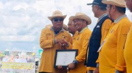 Jhonlin Group mendapat penghargaan SISKA KU INTIP, yang diserahkan Gubernur Kalimantan Selatan, Sahbirin Noor, Sabtu (18/3/2023). Foto Ist.