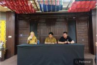 Penjelasan Kabid Pariwisata Dinas Kebudayaan Pemuda dan Olah Raga Bajarmasin Hj Fitriah dan paguyupan para pedagang Pasar Wadai. Foto Ist
