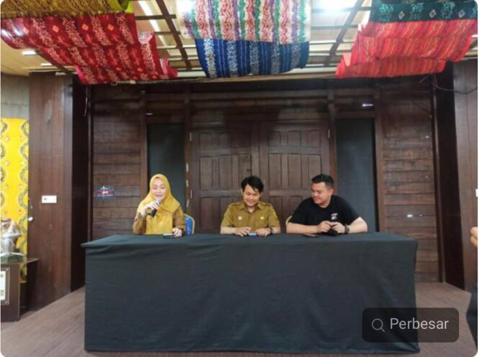 Penjelasan Kabid Pariwisata Dinas Kebudayaan Pemuda dan Olah Raga Bajarmasin Hj Fitriah dan paguyupan para pedagang Pasar Wadai. Foto Ist