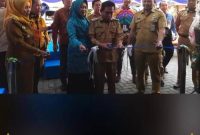 Wakil Walikota Banjarmasin Arifin Noor didampingi Kepala Disperdagin, Ichrom Muftezar dan Plt Dirut Bank Kalsel Fachrudin saat pembukaan pasar murah. Foto Ist