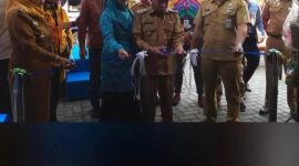Wakil Walikota Banjarmasin Arifin Noor didampingi Kepala Disperdagin, Ichrom Muftezar dan Plt Dirut Bank Kalsel Fachrudin saat pembukaan pasar murah. Foto Ist