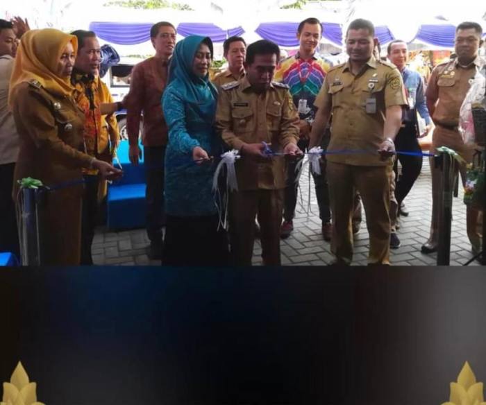 Wakil Walikota Banjarmasin Arifin Noor didampingi Kepala Disperdagin, Ichrom Muftezar dan Plt Dirut Bank Kalsel Fachrudin saat pembukaan pasar murah. Foto Ist