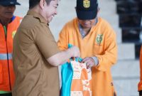 Wali Kota Banjarmasin, H Ibnu Sina menyerahkan bantuan sembako untuk 150 Tenaga Kebersihan Lingkungan Hidup Kota Banjarmasin, Senin (27/3/2023). Foto Ist