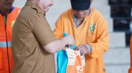 Wali Kota Banjarmasin, H Ibnu Sina menyerahkan bantuan sembako untuk 150 Tenaga Kebersihan Lingkungan Hidup Kota Banjarmasin, Senin (27/3/2023). Foto Ist