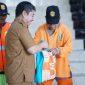 Wali Kota Banjarmasin, H Ibnu Sina menyerahkan bantuan sembako untuk 150 Tenaga Kebersihan Lingkungan Hidup Kota Banjarmasin, Senin (27/3/2023). Foto Ist
