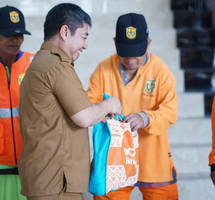 Wali Kota Banjarmasin, H Ibnu Sina menyerahkan bantuan sembako untuk 150 Tenaga Kebersihan Lingkungan Hidup Kota Banjarmasin, Senin (27/3/2023). Foto Ist