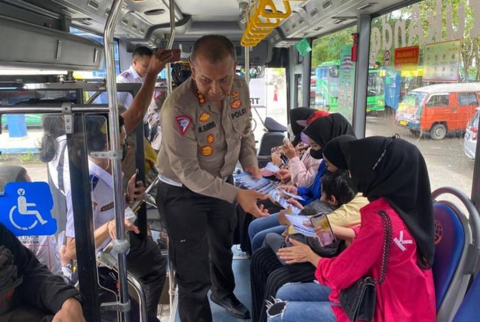 Direktur Dit Lantas Polda Kalsel, Kombes Pol Maesa Soegriwo, di dalam bus, terus sosialisasikan soal keselamatan lalu lintas dan taati peraturan. Foto Ist