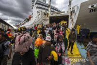 Sejumlah penumpang yang turun di Pelabuhan Trisakti Banjarmasin, Kalimantan Selatan, ANTARA/Bayu Pratama S.
