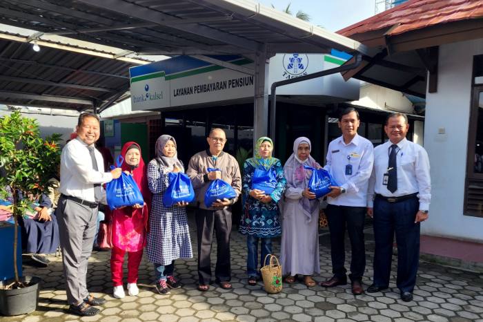 BANK KALSEL Bagikan Paket Ramadhan Para Nasabah Pensiunan Taspen