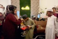 Dina Qomariah Ketua IJTI Pengda Kalsel, bersama anak panti asuhan . Foto ist