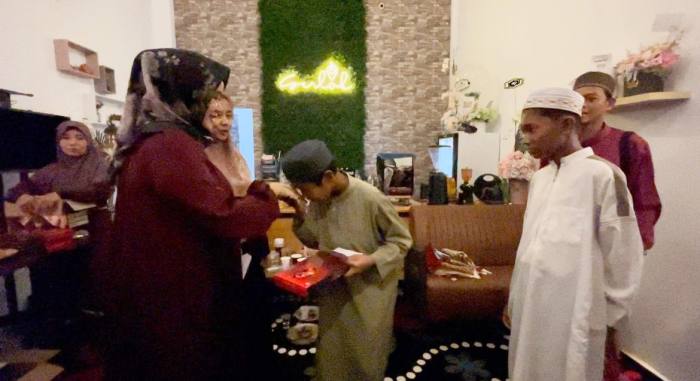 Dina Qomariah Ketua IJTI Pengda Kalsel, bersama anak panti asuhan . Foto ist
