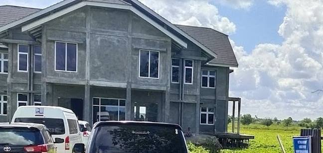 Gedung Samsat di Amuntai Kabupaten Hulu Sungai Utara, yang bermasalah. Foto Ist 