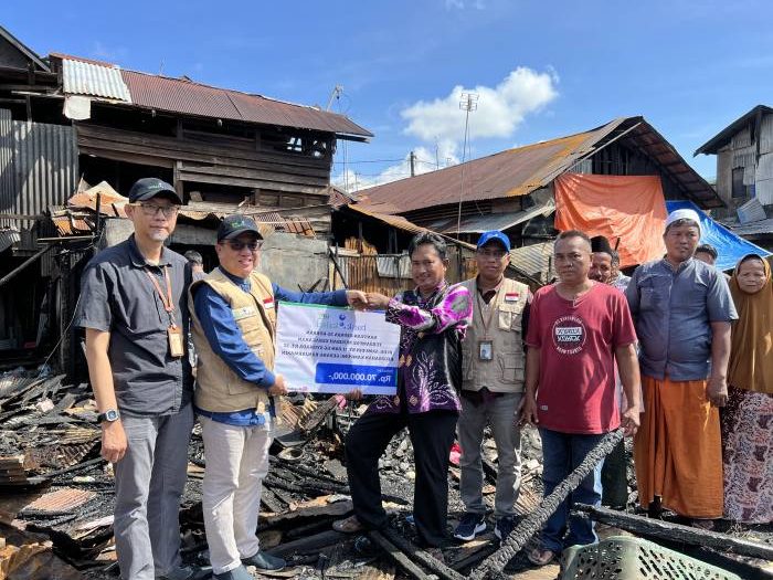 Sebagai bentuk kepedulian terhadap sesama, Bank Kalse melalui Unit Pengumpul Zakat (UPZ) berikan bantuan musibah kebakaran