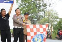Direktur Lalu Lintas Polda Kalsel,, Kombes Pol Robertho Pardede, kibarkan bendera start pada kegiatan unday Race Part 2  Minggu (30/4/2023). Foto Ist