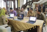 Ketua DPRD Provinsi Kalimantan Selatan, DR (HC). H. Supian HK. S.H., M.H. meawali tata cara pembuatan e-KTP. Foto Yuni