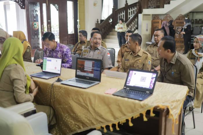 Ketua DPRD Provinsi Kalimantan Selatan, DR (HC). H. Supian HK. S.H., M.H. meawali tata cara pembuatan e-KTP. Foto Yuni