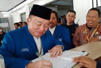 Ketua DPW PAN Kalsel H. Muhidin menyerahkan berkas bacaleg Parpol ke KPU, Jum'at (12/5/2023). Foto Yuni