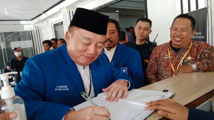 Ketua DPW PAN Kalsel H. Muhidin menyerahkan berkas bacaleg Parpol ke KPU, Jum'at (12/5/2023). Foto Yuni