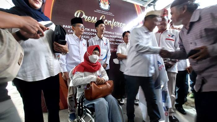 DPW Partai Perindo Kalsel membawa penyandang disabilitas ke KPUD Kalsel untuk mendaftar bacaleg (bakal calon legislatif) DPRD Kalsel, Minggu (14/5/2023). Foto Yuni