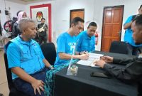 Riswandi, Ketua DPW Gelora Kalsel menyerahkan berkas pendaftaran ke KPUD Kalsel, Minggu (14/5/2023) malam. Foto Yuni