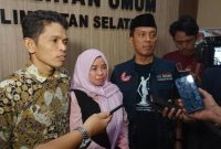 Komisioner KPUD Kalsel Hatmiyati didampingi Komisioner lainnya, Edy Ariansyah dan Nur Zazin. Foto Yuni