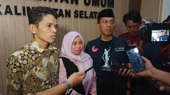 Komisioner KPUD Kalsel Hatmiyati didampingi Komisioner lainnya, Edy Ariansyah dan Nur Zazin. Foto Yuni