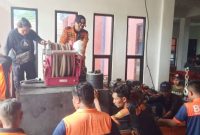 Petugas Tim Reaksi Cepat bersama karyawan karyawati BPBD Kalsel melakukan gotong royong pemeriksaan peralatan menghadapi Karhutla, Kamis (18/5/2023). Foto Ist