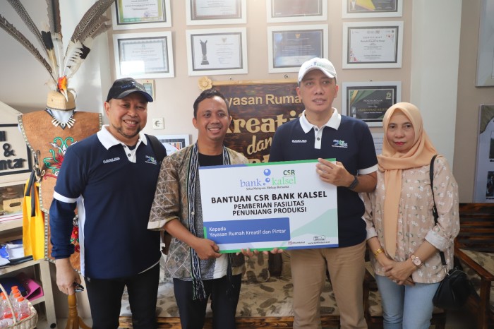 CSR BANK KALSEL Serahkan Bantuan Fasilitas Penunjang Produksi