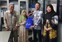 SEMBAKO Kepala Cabang Bank Kalsel Martapura A Fauzi Noor menyerahkan sembako kepada pensiunan