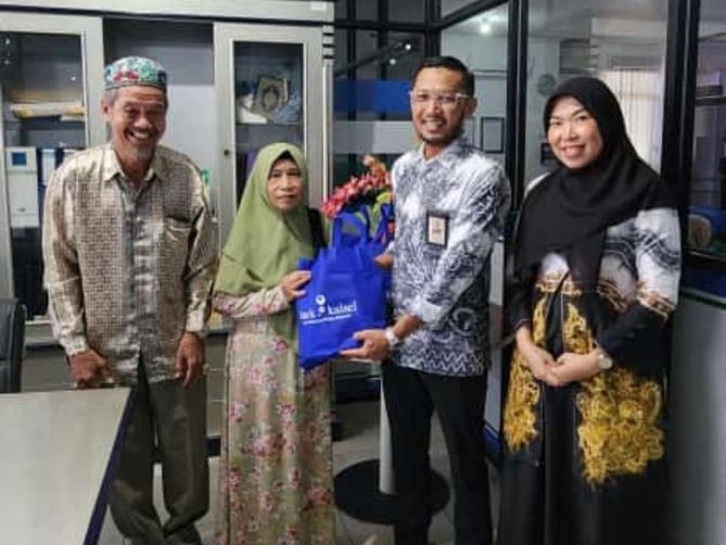 SEMBAKO Kepala Cabang Bank Kalsel Martapura A Fauzi Noor menyerahkan sembako kepada pensiunan