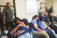 Keluarga terdakwa yang mengikuti persidangan di Pengadilan Tipikor Banjarmasin, luapkan rasa syukur dengan saling berpelukan usai terdakwa divonis bebas. Foto Ist