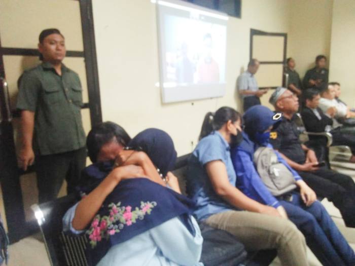 Keluarga terdakwa yang mengikuti persidangan di Pengadilan Tipikor Banjarmasin, luapkan rasa syukur dengan saling berpelukan usai terdakwa divonis bebas. Foto Ist