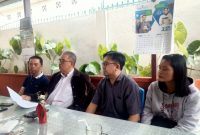 Muhamad Anshor bersama istri didamping penasihat.  hukumnya Sabri Noor Herman SH MH. Foto HD