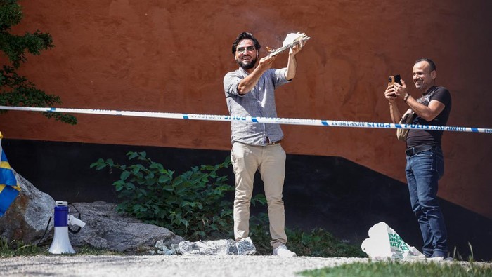 Aksi Salwan Momika (37), pria Irak yang membakar Al-Qur'an di Swedia. (TT News Agency/Stefan Jerrevang/REUTERS)