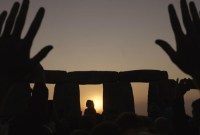 KELOMPOK sekte pemuja matahari ikut merayakan festival musim panas di Stonehenge Inggris. (AP PHOTO)